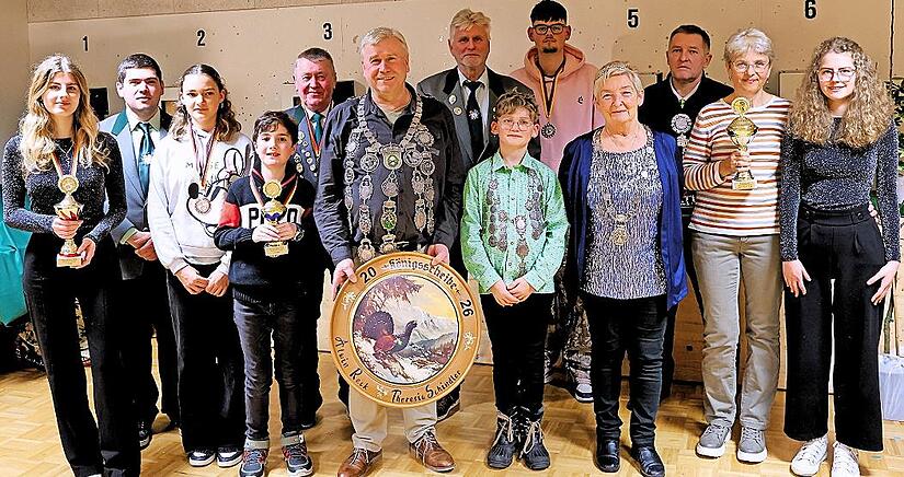 So sehen Sieger aus: die Gewinner des K&ouml;nigsschie&szlig;ens beim Sch&uuml;tzenverein &bdquo;Edelwei&szlig; Poxdorf&ldquo;.