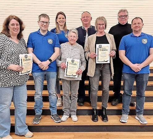 Die Vorst&auml;nde mit den geehrten Vereinsmitgliedern.