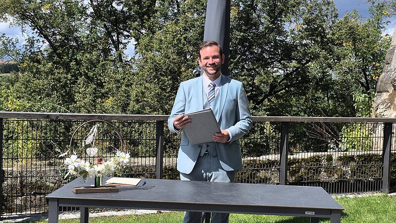 Markus Oesterlein h&auml;lt seine Trauungen auch auf der Festung abHeiraten auf der Festung Rosenberg in Kronach