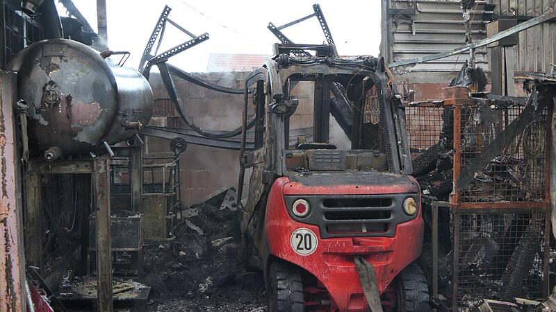 Werkstatt in Vollbrand: 70 Feuerwehrleute bekämpfen Brand in Riedbach Werkstatt in Vollbrand: 70 Feuerwehrleute bekämpfen Brand in Riedbach