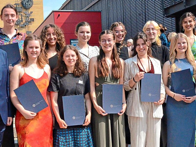 Die besten Absolventinnen und Absolventen der Berufsfachschule für Musik Oberfranken mit dem stellvertretenden Schulleiter Gio Abuladze (links) sowie Landratsstellvertreter Bernd Liebhadt (Zweiter v.l.) und Schulleiter Manuel Grund (rechts).Karl-H... Die besten Absolventinnen und Absolventen der Berufsfachschule für Musik Oberfranken mit dem stellvertretenden Schulleiter Gio Abuladze (links) sowie Landratsstellvertreter Bernd Liebhadt (Zweiter v.l.) und Schulleiter Manuel Grund (rechts).Karl-H...