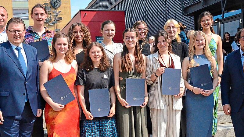 Die besten Absolventinnen und Absolventen der Berufsfachschule für Musik Oberfranken mit dem stellvertretenden Schulleiter Gio Abuladze (links) sowie Landratsstellvertreter Bernd Liebhadt (Zweiter v.l.) und Schulleiter Manuel Grund (rechts).Karl-H... Die besten Absolventinnen und Absolventen der Berufsfachschule für Musik Oberfranken mit dem stellvertretenden Schulleiter Gio Abuladze (links) sowie Landratsstellvertreter Bernd Liebhadt (Zweiter v.l.) und Schulleiter Manuel Grund (rechts).Karl-H...