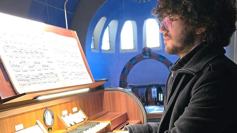 Ludwig Orel zaubert an der Orgel in Adelsdorf.