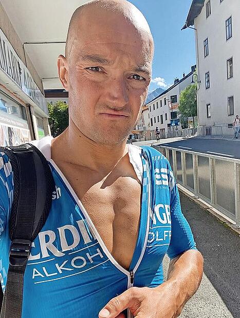 Nach dem Sturz in Zell am See vor knapp zwei Wochen hält sich Andreas Dreitz den linken Arm mit Schmerzen vor den Körper.
