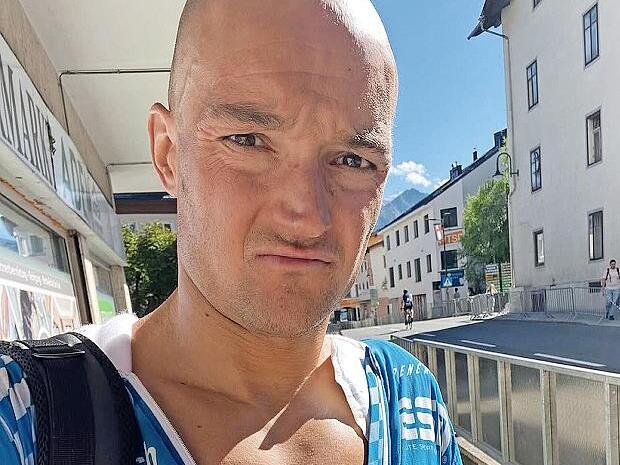 Nach dem Sturz in Zell am See vor knapp zwei Wochen hält sich Andreas Dreitz den linken Arm mit Schmerzen vor den Körper.