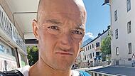 Nach dem Sturz in Zell am See vor knapp zwei Wochen hält sich Andreas Dreitz den linken Arm mit Schmerzen vor den Körper.