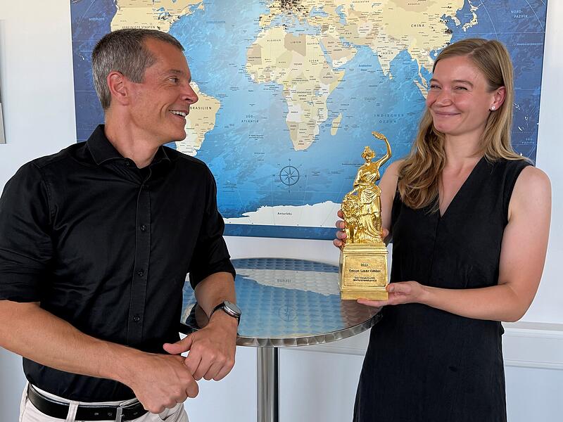 Gesch&auml;ftsf&uuml;hrer Frank Brunnecker und Prokuristin Marie Schafnitzl der Evosys Laser GmbH pr&auml;sentieren stolz die &bdquo;Goldene Bavaria".