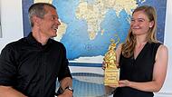 Gesch&auml;ftsf&uuml;hrer Frank Brunnecker und Prokuristin Marie Schafnitzl der Evosys Laser GmbH pr&auml;sentieren stolz die &bdquo;Goldene Bavaria".