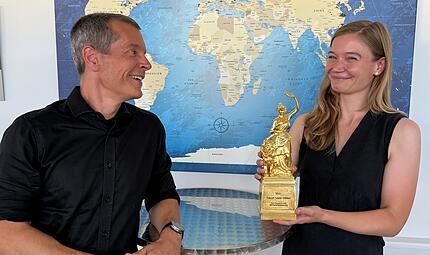 Gesch&auml;ftsf&uuml;hrer Frank Brunnecker und Prokuristin Marie Schafnitzl der Evosys Laser GmbH pr&auml;sentieren stolz die &bdquo;Goldene Bavaria".