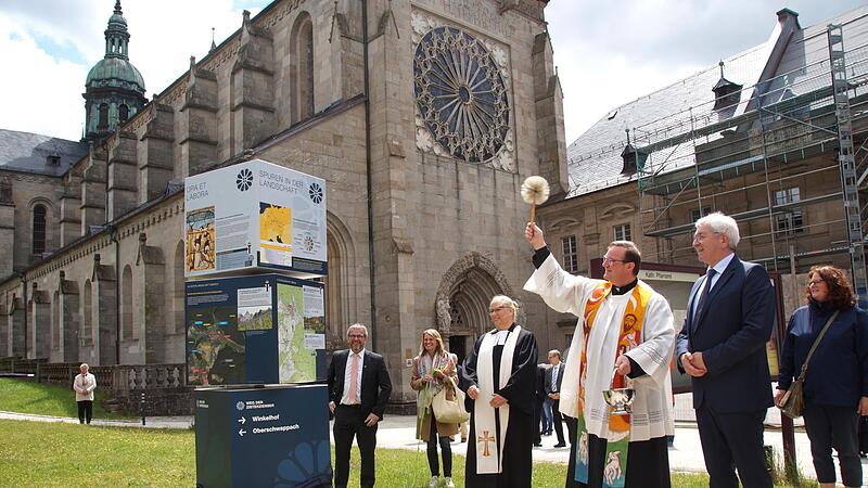 Pfarrer Albert M&uuml;ller weihte das neue Wanderportal.