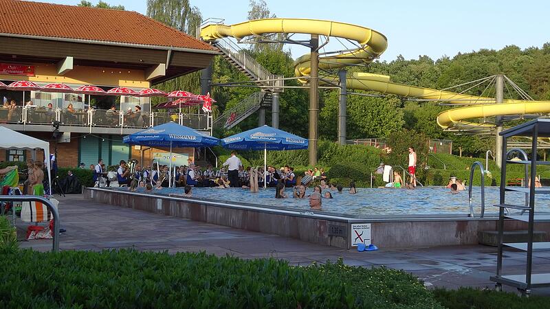 Das Zapfendorfer Aquarena bei einem Sommernachtsfest Das Zapfendorfer Aquarena bei einem Sommernachtsfest