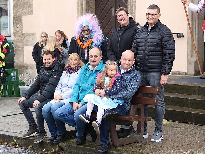 Bürgermeister Michael Kastl (vorne rechts) mit Stadträten auf der Büßer-Bank.