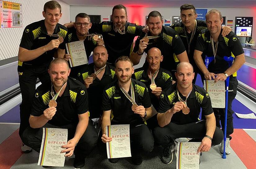 Glücklich mit Platz 3 beim NBC-Pokal, wenngleich noch mehr drin gewesen wäre.  Die Herren des TSV Breitengüßbach dürfen nun in der Champions League starten. Das Team, stehend von links: Der Turnierbeste Christopher Wittke, Patrick Leitner, Julian Heß, Tobias Stark, Trainer Albert Kirizsan  und Christian Rennert sowie vorn, von links: Florian Fritzmann, Christian Jelitte, Marco Scheuring, Teammanager Michael Paulus  und Mario Nüßlein.