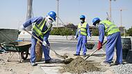 Bauarbeiter auf einer Baustelle in Doha (Katar): Die Situation der Gastarbeiter ist ein Kritikpunkt am Gastgeberland der Fußball-Weltmeisterschaft.Forchheim & Fränkische Schweiz Bauarbeiter auf einer Baustelle in Doha (Katar): Die Situation der Gastarbeiter ist ein Kritikpunkt am Gastgeberland der Fußball-Weltmeisterschaft.Forchheim & Fränkische Schweiz