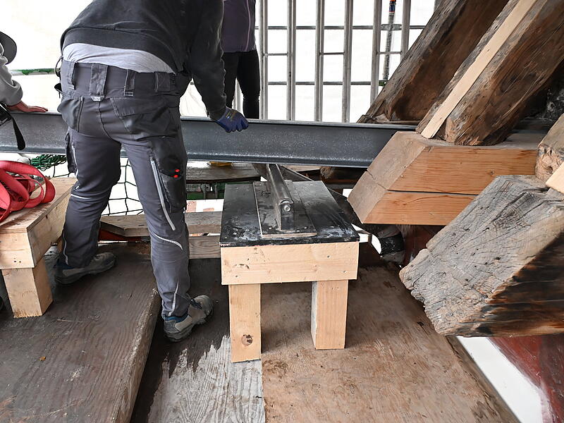 Am Dienstag wurden an der Forchheimer Rathausbaustelle die H&auml;ngewerke in den Dachstuhl eingebaut.