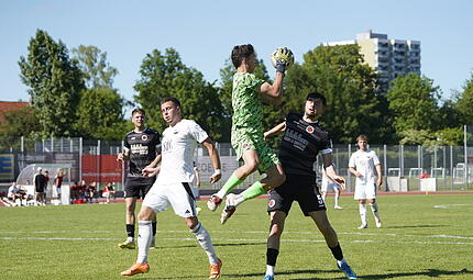 Der Pfaffenhofener Keeper Moritz K&ouml;hler kommt an den Ball, ehe ihn der Coburger Fabian Carl verwerten kann.