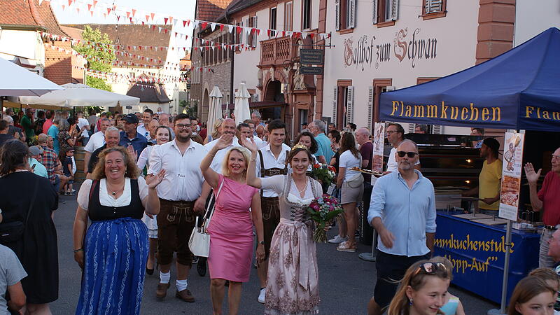 Beim Einzug auf das Weinfest wurde Weinprinzessin Anna-Lena Zehnter von zahlreichen Ehrengästen begleitet. Beim Einzug auf das Weinfest wurde Weinprinzessin Anna-Lena Zehnter von zahlreichen Ehrengästen begleitet.