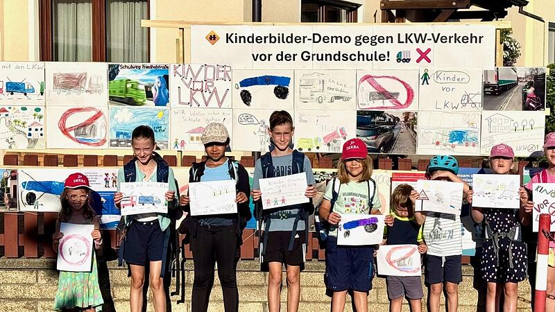 Die Kinder haben Bilder mit ihren gefährlichen Begegnungen im Straßenverkehr auf dem Weg zur Schule in Neunkirchen am Brand gemalt.Forchheim & Fränkische Schweiz