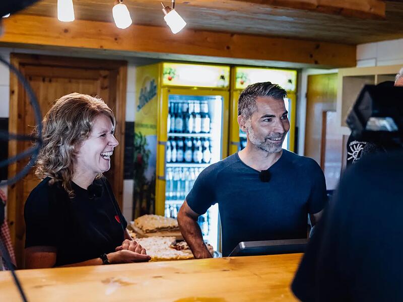 TV-Dreharbeiten mit dem Moderator Marcus Fahn am Kreuzberg Hatten sichtlich Spaß bei den Dreharbeiten an der Gemündener Hütte: Verena Göpfert und Moderator Marcus Fahn.