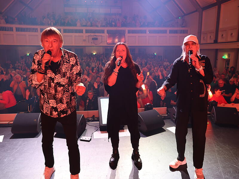 Am Ende standen die "Amigos" gemeinsam mit Daniela Alfinito auf der B&uuml;hne &ndash; das Publikum tanzte und jubelte.