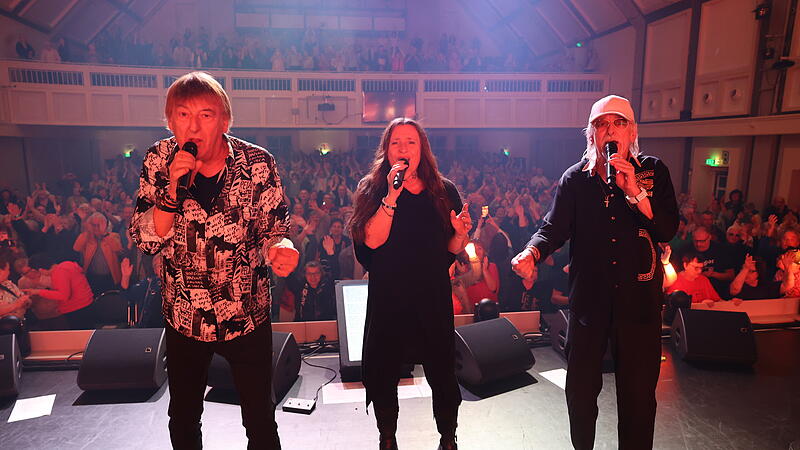 Am Ende standen die "Amigos" gemeinsam mit Daniela Alfinito auf der B&uuml;hne &ndash; das Publikum tanzte und jubelte.