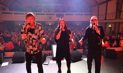 Am Ende standen die "Amigos" gemeinsam mit Daniela Alfinito auf der B&uuml;hne &ndash; das Publikum tanzte und jubelte.