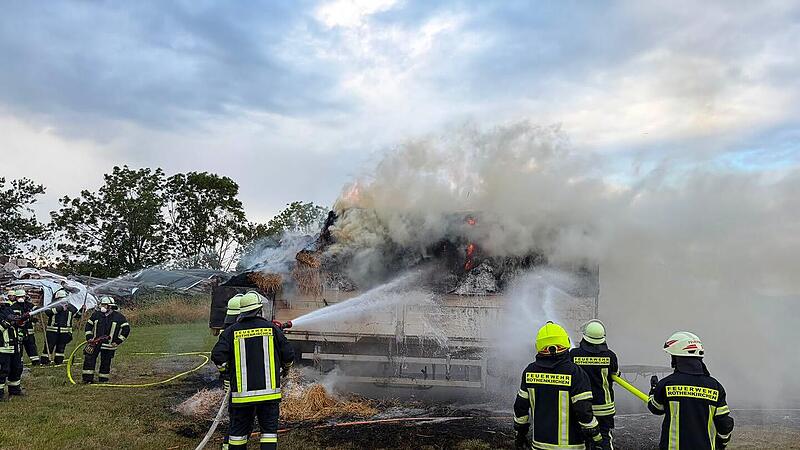 Pressig: Anh&auml;nger mit Heuballen geht in Flammen auf