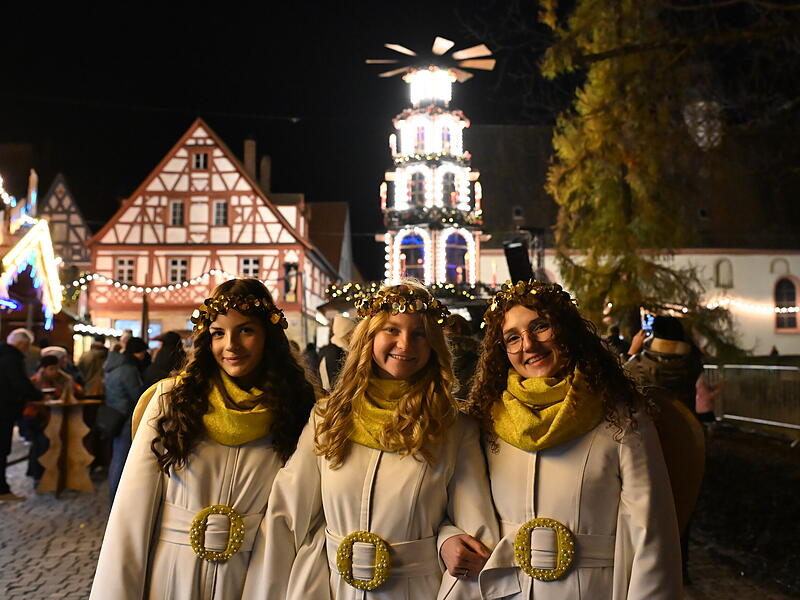 Die Forchheimer Weihnachtsengel (v.l.) Annabelle Wiegärtner, Arven Kannheisner und Karolin KübelEröffnung Weihnachtsmarkt Forchheim 2024 Die Forchheimer Weihnachtsengel (v.l.) Annabelle Wiegärtner, Arven Kannheisner und Karolin Kübel