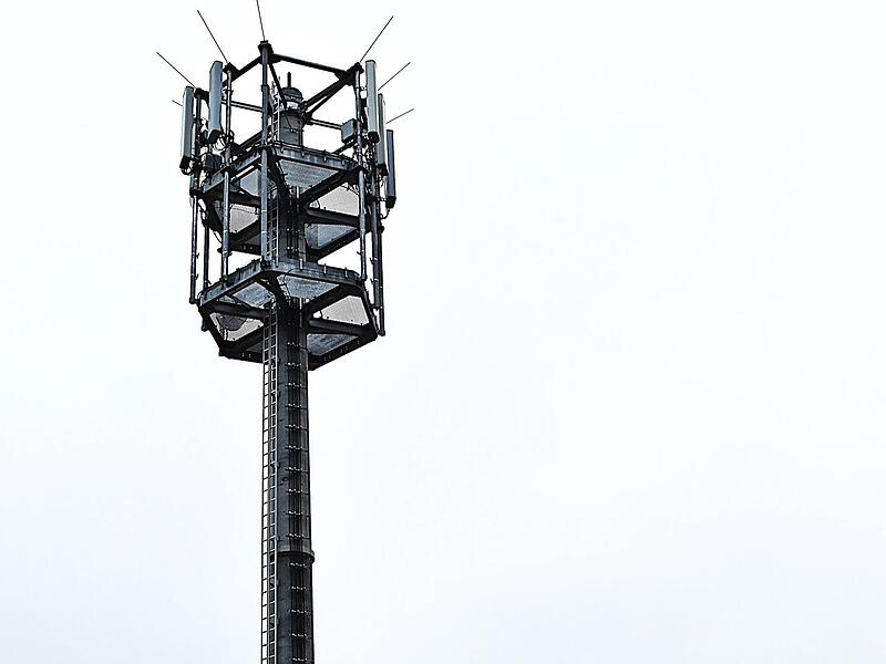 Fast 26 Meter hoch ist der Mobilfunkmast bei Altenbanz, der für die umliegenden Ortschaften jetzt für einen leistungsstarken Mobilfunkempfang sorgt. Fast 26 Meter hoch ist der Mobilfunkmast bei Altenbanz, der für die umliegenden Ortschaften jetzt für einen leistungsstarken Mobilfunkempfang sorgt.