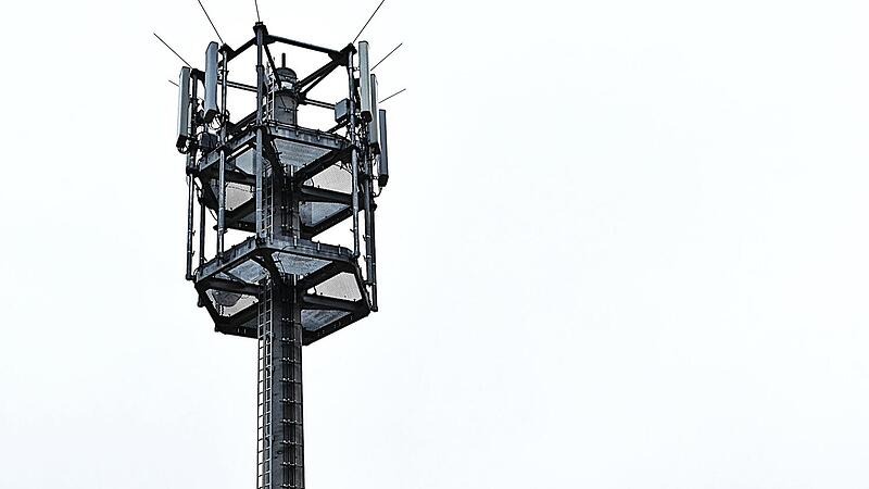 Fast 26 Meter hoch ist der Mobilfunkmast bei Altenbanz, der f&uuml;r die umliegenden Ortschaften jetzt f&uuml;r einen leistungsstarken Mobilfunkempfang sorgt.