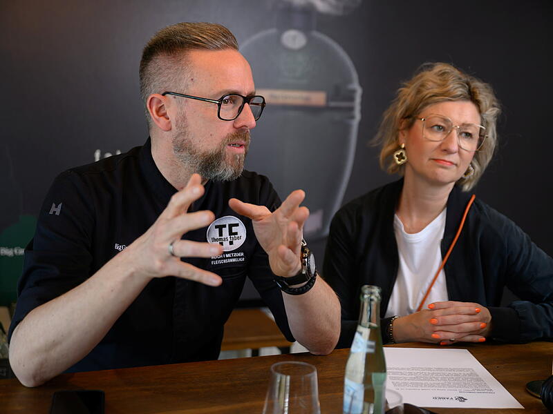 Nach über 125 Jahren: Was hinter dem Wegzug von Faber Feinkost aus der Bad Kissinger Innenstadt steckt Geschäftsführer Thomas Faber und Johanna Nemeth sprechen am Montag, 23. März 2026, in den Geschäfsträumen der Firma Faber Feinkost in der Münnerstädter Straße in Bad Kissingen mit Main-Post-Redakteur Simon Snaschel. Nach 125 Jahren schließen die beiden die Filiale in der Innenstadt von Bad Kissingen.