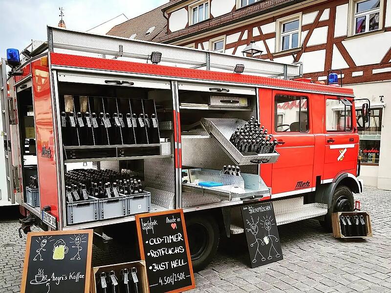 Der Brauer Hoehn ist mit seinem Durstlöschfahrzeug gelegentlich auf dem Marktplatz in Herzogenaurach anzutreffen. Der Brauer Hoehn ist mit seinem Durstlöschfahrzeug gelegentlich auf dem Marktplatz in Herzogenaurach anzutreffen.