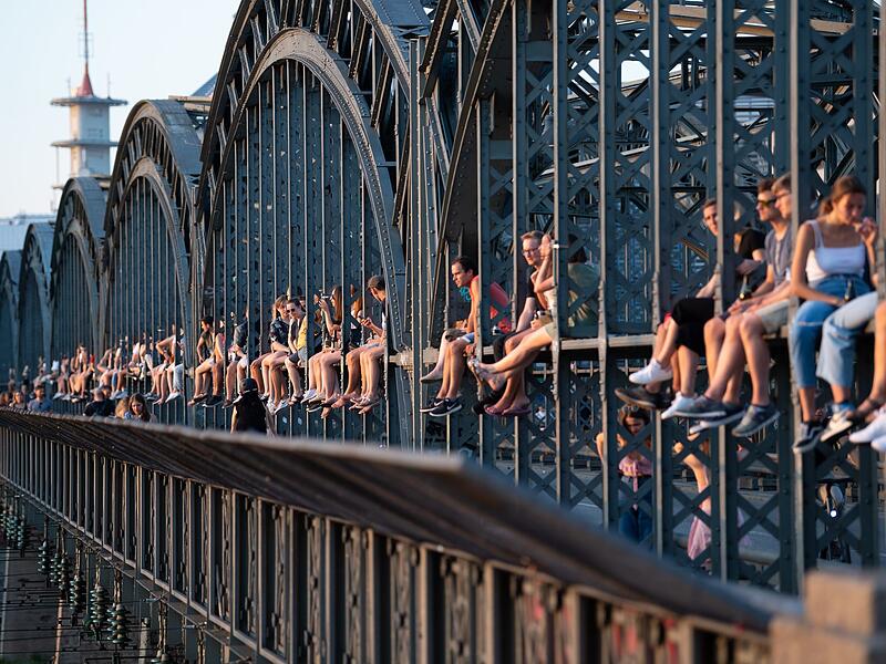 Junge Menschen genießen die Sonne auf der Hackerbrücke Junge Menschen genießen die Sonne auf der Hackerbrücke