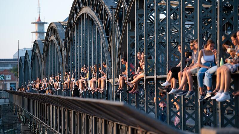 Junge Menschen genießen die Sonne auf der Hackerbrücke Junge Menschen genießen die Sonne auf der Hackerbrücke