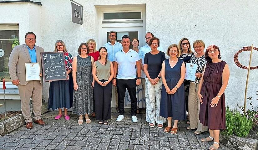 Für 25 oder 40 Dienstjahre wurden diese Lehrerinnen und Lehrer ausgezeichnet; hier mit stv. Landrat Alexander Bergmann und Schulamtsdirektorin Susanne Vodde (von links), Personalratsvorsitzenden Matthias Weinberger (Sechster von links) und Schulam... Für 25 oder 40 Dienstjahre wurden diese Lehrerinnen und Lehrer ausgezeichnet; hier mit stv. Landrat Alexander Bergmann und Schulamtsdirektorin Susanne Vodde (von links), Personalratsvorsitzenden Matthias Weinberger (Sechster von links) und Schulam...