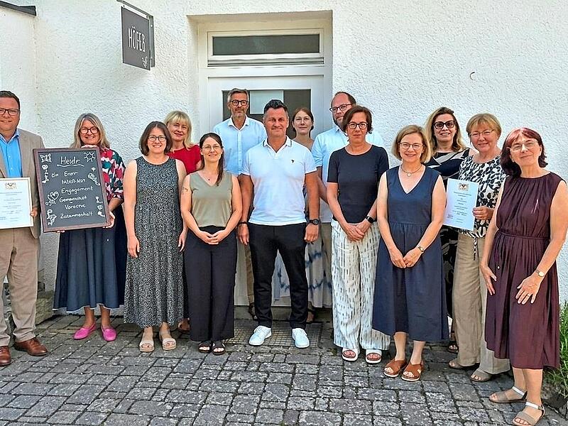 Für 25 oder 40 Dienstjahre wurden diese Lehrerinnen und Lehrer ausgezeichnet; hier mit stv. Landrat Alexander Bergmann und Schulamtsdirektorin Susanne Vodde (von links), Personalratsvorsitzenden Matthias Weinberger (Sechster von links) und Schulam... Für 25 oder 40 Dienstjahre wurden diese Lehrerinnen und Lehrer ausgezeichnet; hier mit stv. Landrat Alexander Bergmann und Schulamtsdirektorin Susanne Vodde (von links), Personalratsvorsitzenden Matthias Weinberger (Sechster von links) und Schulam...