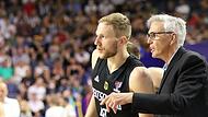 Bei der Europameisterschaft kam Christian Sengfelder lediglich in einem Vorrundenspiel länger zum Einsatz. Bei den WM-Qualifikationsspielen dürften die Qualitäten des Bamberger Power Forwards bei Bundestrainer Gordon Herbert (rechts) wieder stärke...