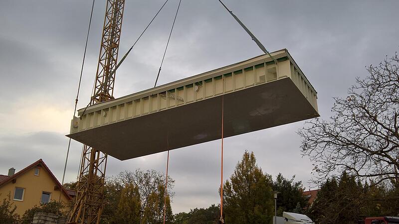 Die fertige Kunststoffwanne schwebt mit dem Kran ein.Forchheim & Fr&auml;nkische Schweiz
