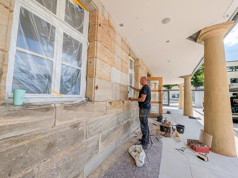 Alte Wache ForchheimForchheim & Fränkische Schweiz Restaurator Armin Nastvogel bringt die denkmalgeschützte Fassade des jahrhundertealten Gebäudes wieder in Schuss.
