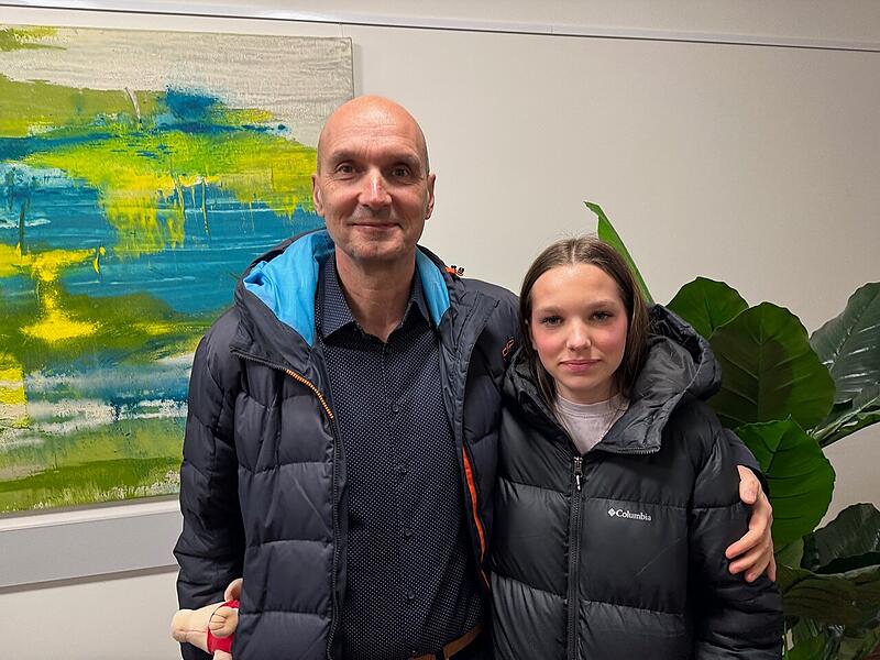 Jürgen Jäkel wurde erneut zum Bürgermeister von Großenseebach gewählt. Tochter Hannah war bei der Verkündung des Ergebnisses im Rathaus dabei. Jürgen Jäkel wurde erneut zum Bürgermeister von Großenseebach gewählt. Tochter Hannah war bei der Verkündung des Ergebnisses im Rathaus dabei.