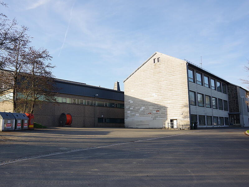 Die alte  Schule soll zur&uuml;ckgebaut werden und ein bedarfsgerechter Neubau in Holzbauweise entstehen.