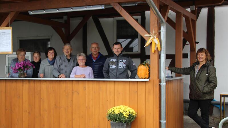 Auf ihren neuen Verkaufs- und Ausschankstand sind die Mitglieder des Obst- und Gartenbauvereins in Aura besonders stolz. Dieser hatte jetzt seine Premiere.
