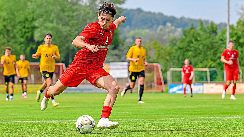 Furkan Atim zieht ab: Der Buckenhofener schoss gegen Bayreuths Zweite das 1:0. ZinkForchheim & Fränkische Schweiz Furkan Atim zieht ab: Der Buckenhofener schoss gegen Bayreuths Zweite das 1:0. ZinkForchheim & Fränkische Schweiz