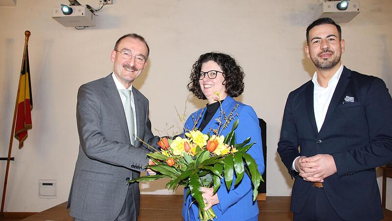 Brigitte Flanderijn wird Leiterin des neuen Referats für Finanzen, Personal und IT bei der Stadt Coburg – und zwar als berufsmäßige Stadträtin. Nach ihrer Wahl gratulierten Zweiter Bürgermeister Hans-Herbert Hartan (links) und Dritter Bürgermeiste... Brigitte Flanderijn wird Leiterin des neuen Referats für Finanzen, Personal und IT bei der Stadt Coburg – und zwar als berufsmäßige Stadträtin. Nach ihrer Wahl gratulierten Zweiter Bürgermeister Hans-Herbert Hartan (links) und Dritter Bürgermeiste...
