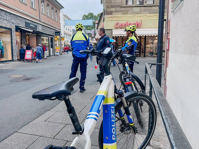 Rad- und Scooterfahrer im Blick: Gemeinsam Kontrolle von Polizei und Kommunalem Ordnungsdienst im vergangenen Jahr in der Fu&szlig;g&auml;ngerzone.