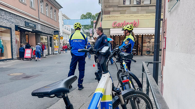 Rad- und Scooterfahrer im Blick: Gemeinsam Kontrolle von Polizei und Kommunalem Ordnungsdienst im vergangenen Jahr in der Fu&szlig;g&auml;ngerzone.