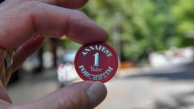 Bekannter Taler:  Einen um 25 Prozent g&uuml;nstigeren Annafest-Besuch erm&ouml;glicht die beliebte Festw&auml;hrung &ndash; der Annafest-Taler.Forchheim & Fr&auml;nkische Schweiz