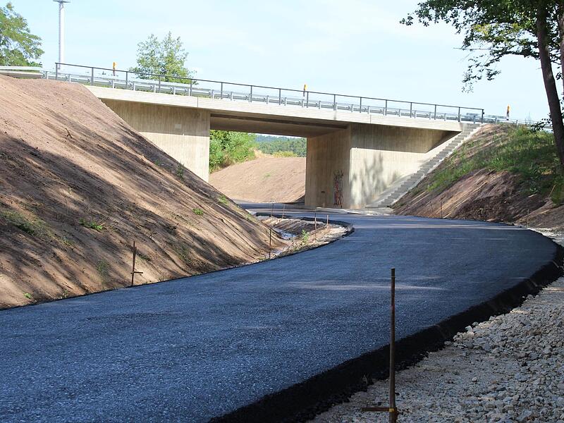 Erneuert wurden auch Unterführung und Fahrbahn auf der Gemeindeverbindungsstraße Jungenhofen-Schlüsselau. Erneuert wurden auch Unterführung und Fahrbahn auf der Gemeindeverbindungsstraße Jungenhofen-Schlüsselau.