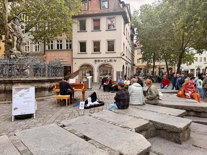 Von Donnerstag, 11.09 bis Samstag, 13.09, jeweils von 10:00 bis 19:00 Uhr, lädt ein frei zugänglicher Klavierflügel Passant*innen ein, selbst in die Tasten zu greifen oder sich von spontaner Musik verzaubern zu lassen.