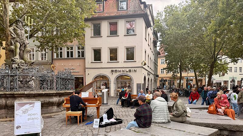 Von Donnerstag, 11.09 bis Samstag, 13.09, jeweils von 10:00 bis 19:00 Uhr, l&auml;dt ein frei zug&auml;nglicher Klavierfl&uuml;gel Passant*innen ein, selbst in die Tasten zu greifen oder sich von spontaner Musik verzaubern zu lassen.